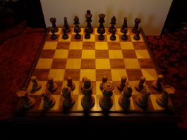 Schachbrett mit Figuren aus Holz, guter Zustand