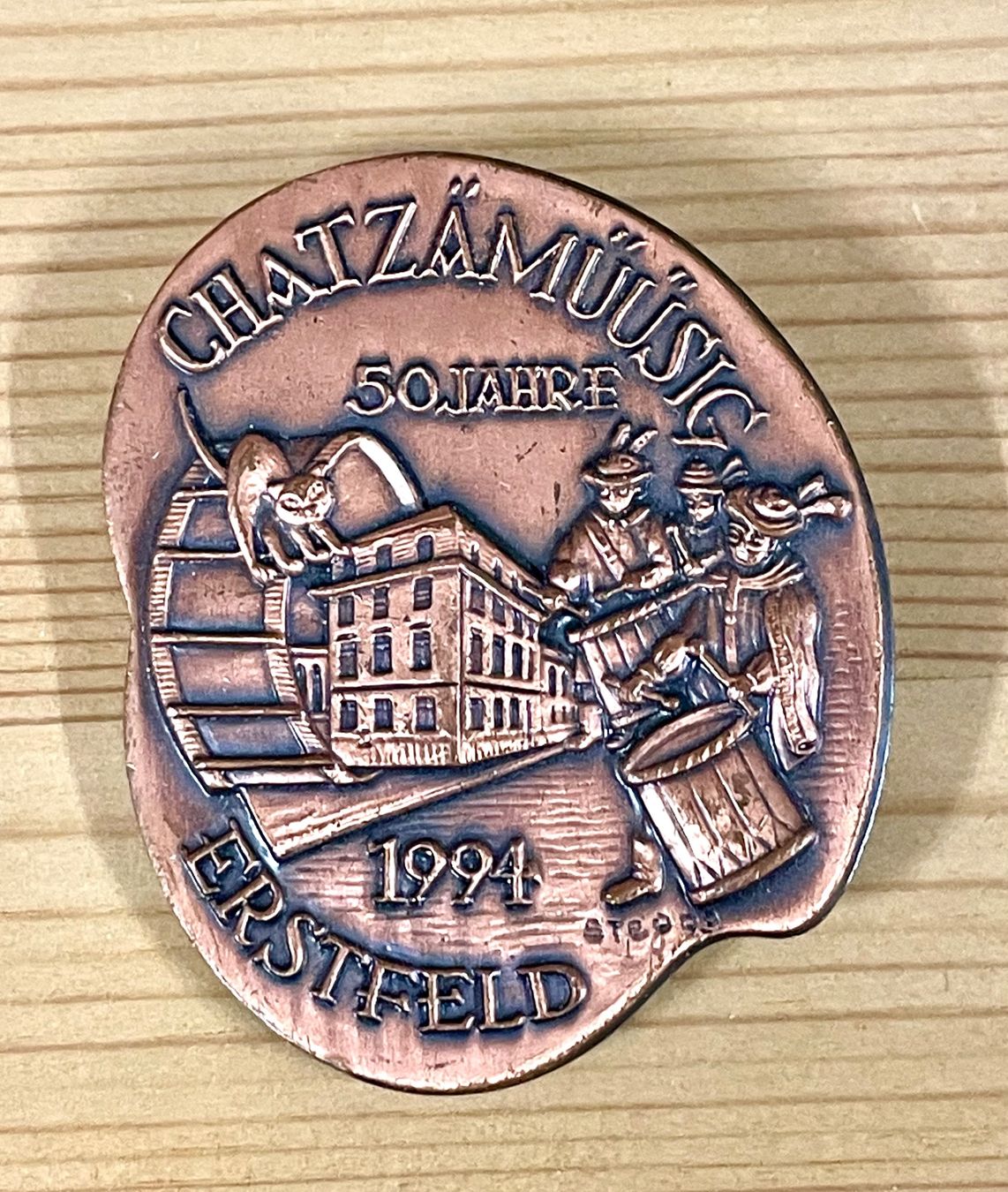 Plaketten & Abzeichen: Plakette Chatzämüüsig Erstfeld 1994 – Gebraucht aus Luzern von mainwerk