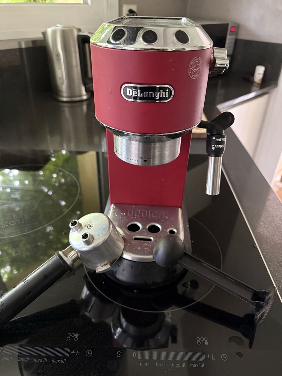 De'Longhi Machines à café & Machines à expresso: Machine à café DeLonghi Dedica rouge – D'occasion à Bernex par del_9z52 1