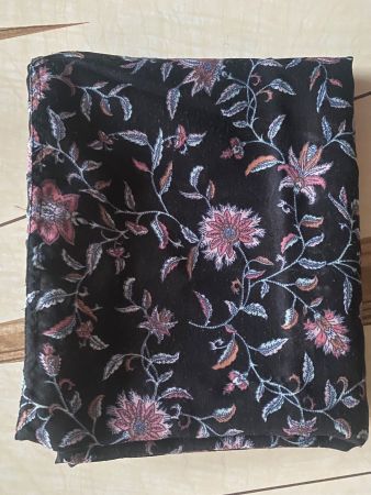Schal (Schlauchschal) aus Baumwolle / Écharpe noir a. fleurs