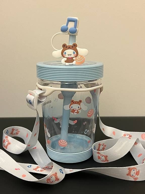 Puppen: Cute Cinnamoroll Bear Cup with Straw & Shoulder Strap – Gebraucht aus Auvernier von cai_9v9y