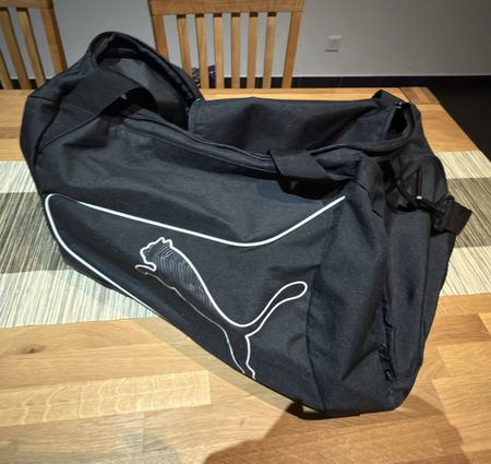 Borsa sportiva Puma nera, come nuova! Pratica e spaziosa.