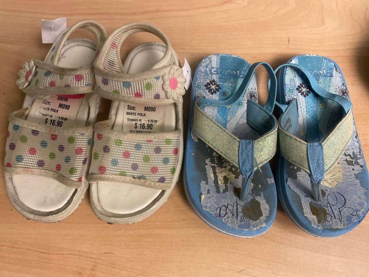 Scarpe per ragazze: 2 Paar Mädchen Sandalen/Flip Flops Gr.26Sommer – Usato da Obergerlafingen venduto da cabo4