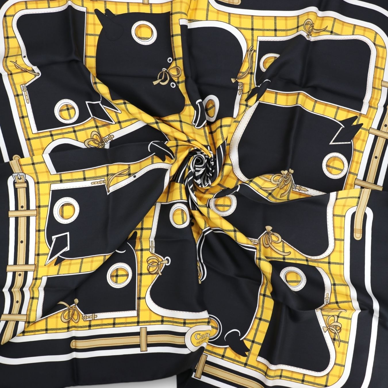 Hermès Foulards, Tücher & Schals: Hermès Carré "Camails" – Gebraucht aus Binningen von Designerlabels 7