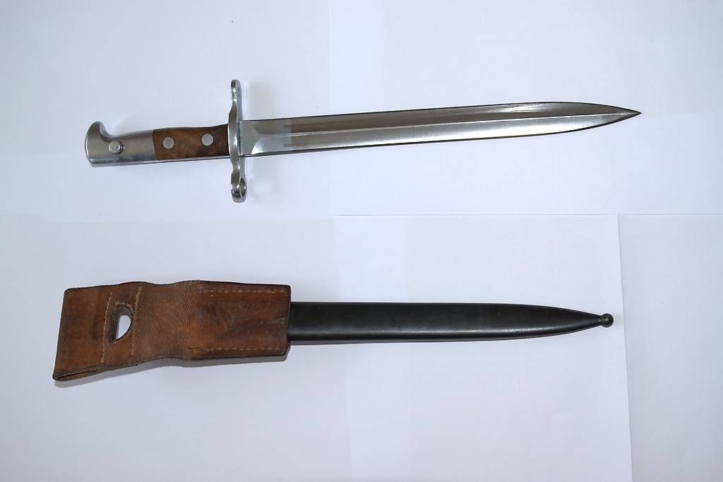 Schweizer Armee Armi bianche: Baïonnette suisse K31 Mod. 1918 / M18 avec fourreau – Usato da Fribourg venduto da SwissPremiumItems 1