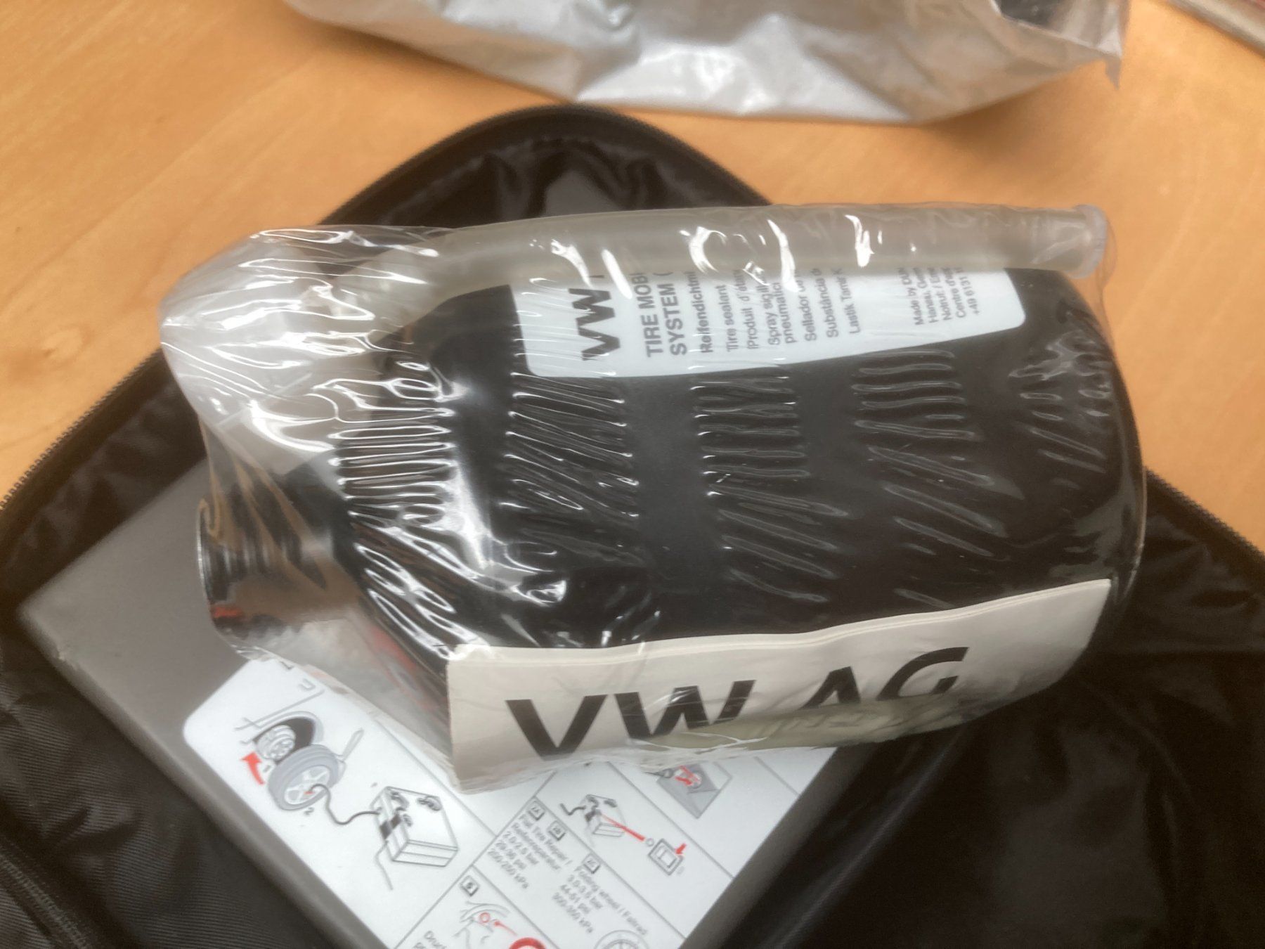 Volkswagen Tutti pezzi di ricambio auto: VW Reifendichtmittel + Kompressor 7H0601703 Caddy Golf – Usato da Cham venduto da WB2223 3