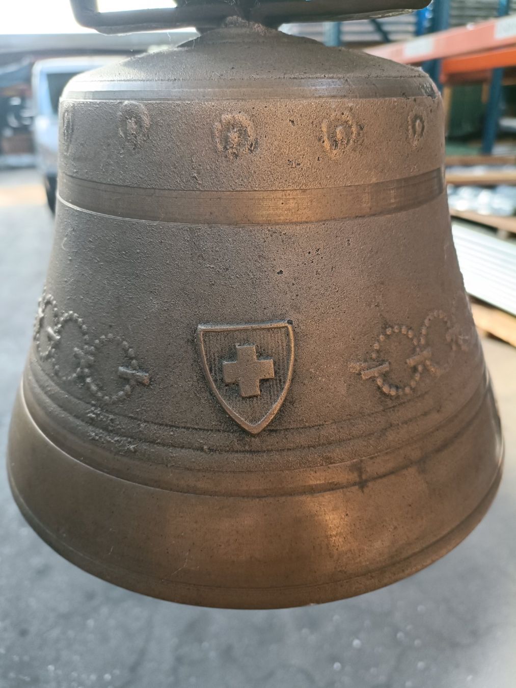 Campanacci mucche: Alte Glocke mit Schweizer Kreuz. – Usato da Däniken SO venduto da Osysseas 6