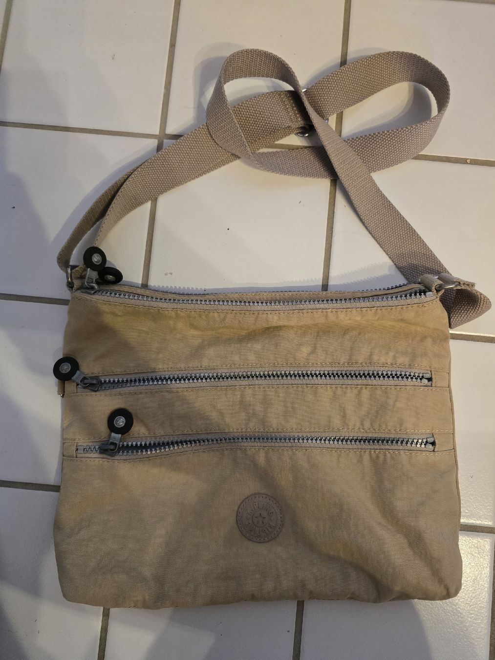 Kipling Borse: Kipling Umhängetasche / Schultertasche, beige – Usato da Thalwil venduto da _stardust
