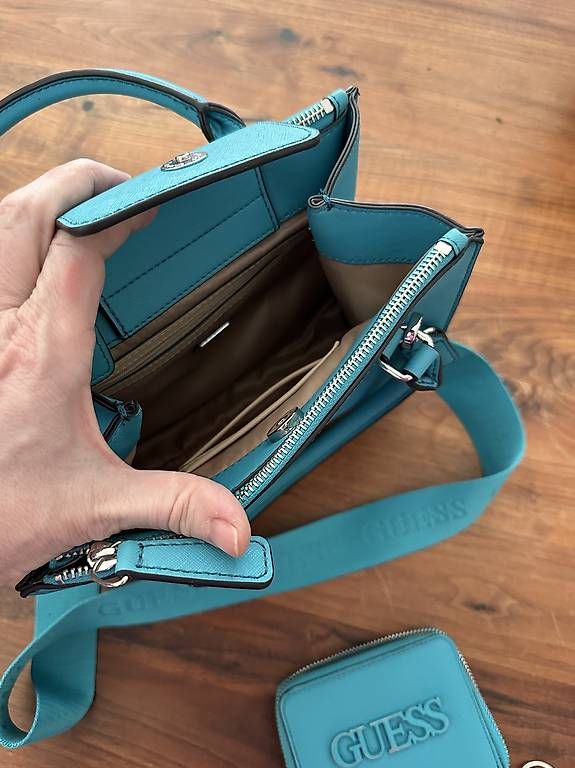 Borse da donna: Guess Handtasche mit Portmonee türkis  – Usato da Erlenbach ZH venduto da isa_l627 1
