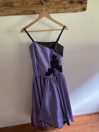 Lilafarbenes Gästekleid für Hochzit Grösse 38