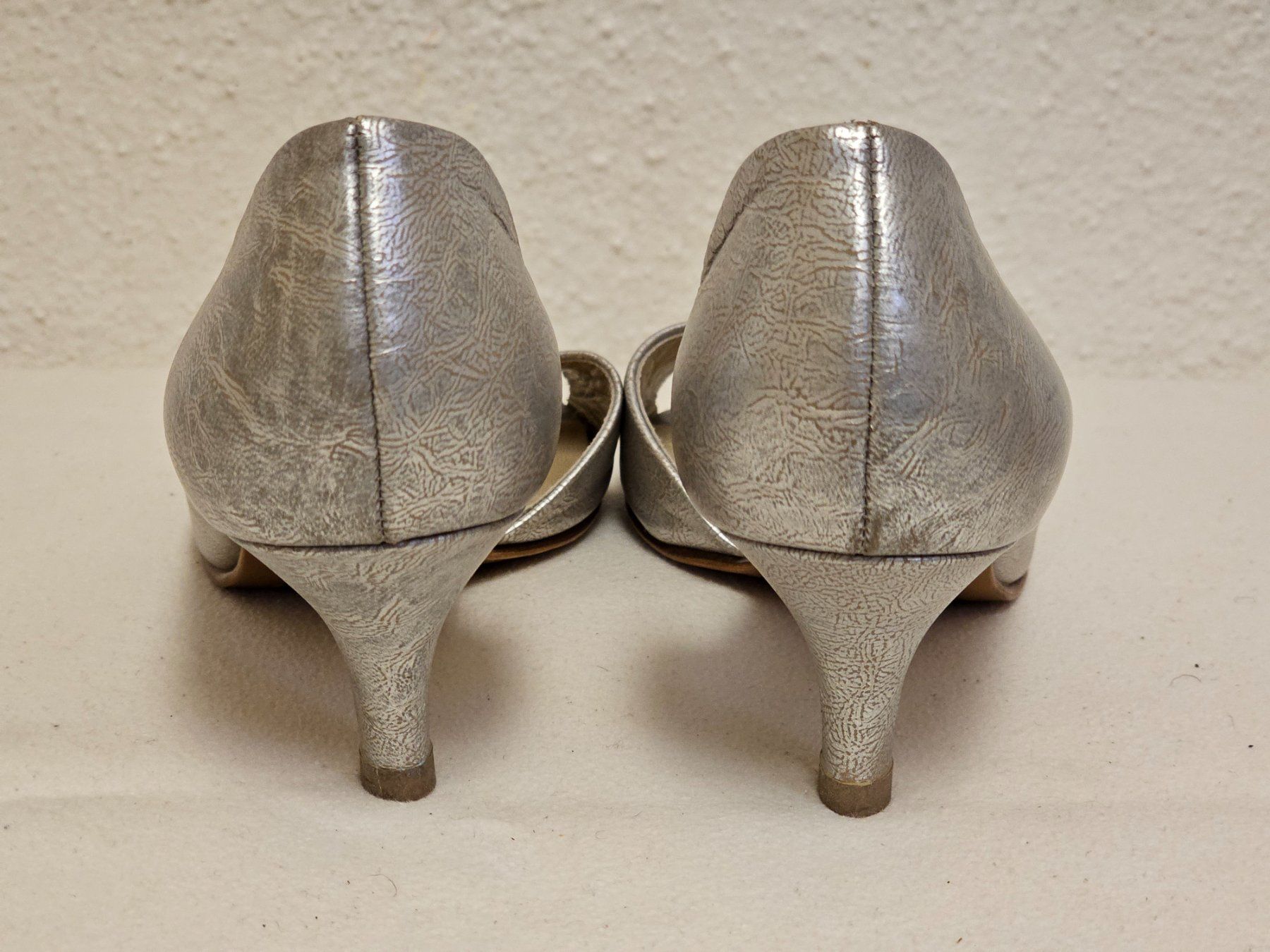 Kaiser Scarpe da donna: Peter Kaiser Damen Pumps Leder Silber Abendschuhe Gr.5 – Usato da Urdorf venduto da ole_mrp9 2