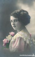Hübsche Dame - mit Rosen  + 1915