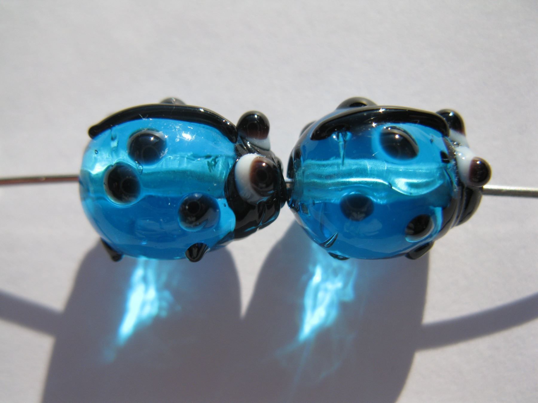 Perlen (unechte): 2 Glasperlen Käfer, blau, 10x13mm – Neu und originalverpackt aus St. Margarethen TG von LuanaKa