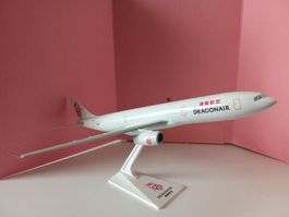 grosses Flugzeugmodell Airbus A 330 der Dragonair