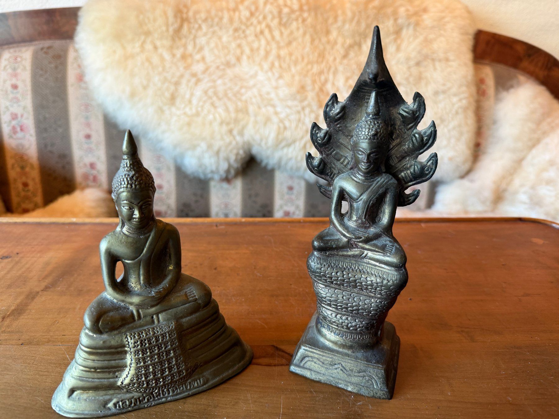 Sculture & Statue: Zwei verschiedene thailändische Buddha-Statuen, Messing – Usato da Zofingen venduto da Schekke