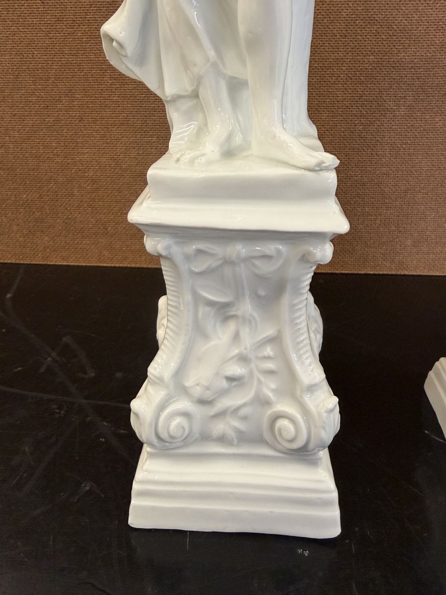Statuette: 2 statuettes en porcelaine – Usato da montreux venduto da Always-Good 3