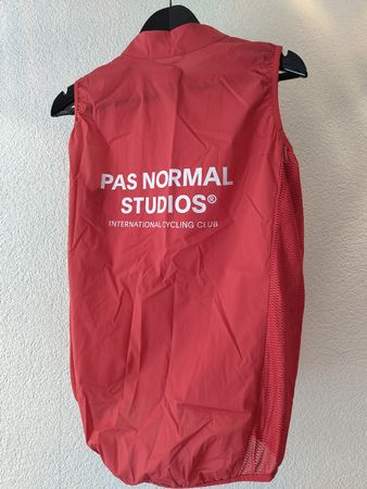 Pas Normal Studios (PNS) Stow Away Gilet rot, Grösse XXL