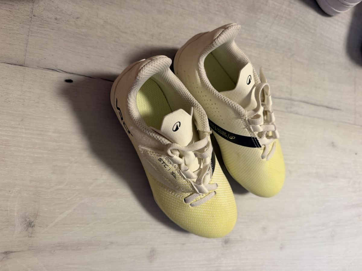 Chaussures garçon: Fussballschuhe Kind 29 – Neuf (Voir description) à Scheuren par dijamaNt12
