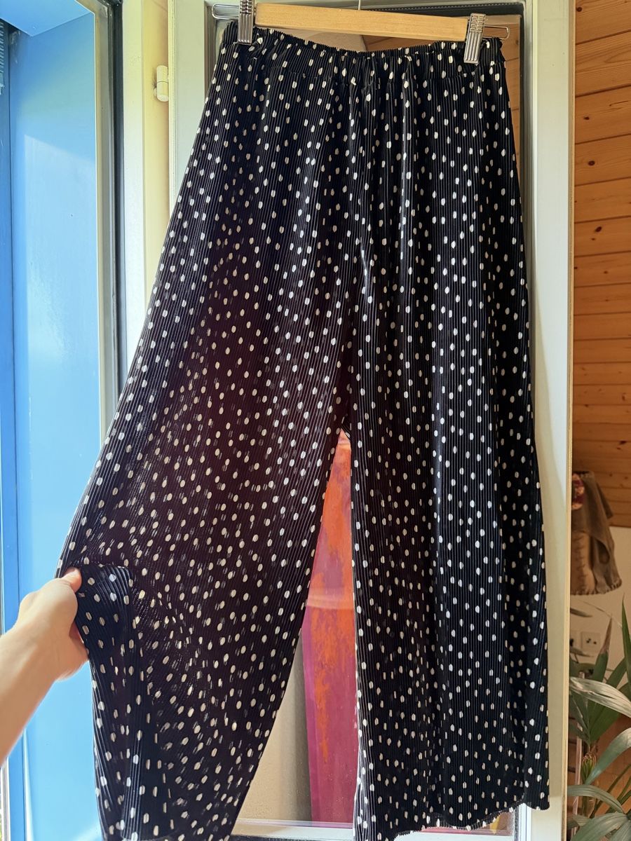 Pantaloni: Black Polka Dot Pleated Culottes – Usato da Zürich venduto da BettinaMarie2308