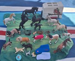 Schleich Pferde Set mit Anhänger& Zubehör 