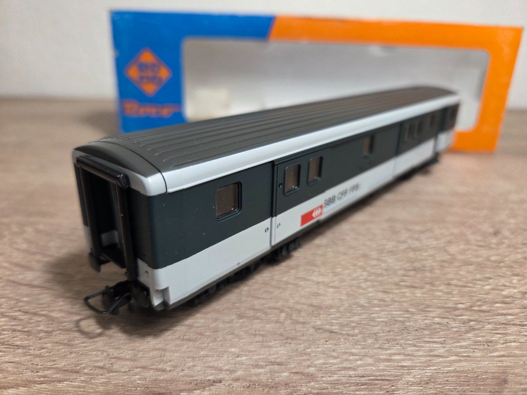 Roco Modellini di ferrovie: Roco 44334 Gepäckwagen SBB H0 – Nuovo e nell'imballaggio originale da St-Aubin-Sauges venduto da Lo_Go 2