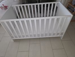 Kindergitterbett mit Matratze