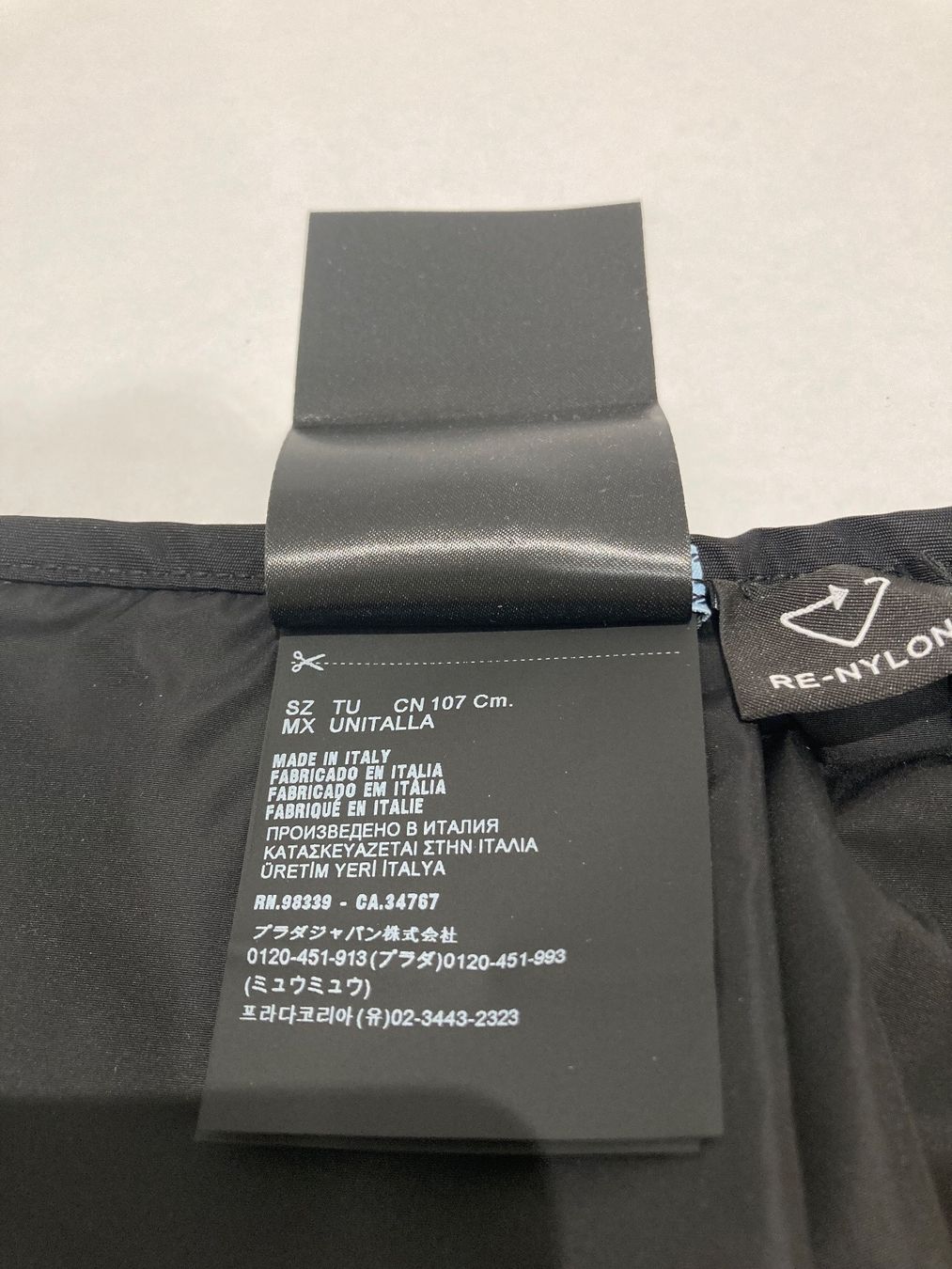Prada Copricapi, berretti & cappellini: Prada cappuccio unisex (NEW) – Nuovo e nell'imballaggio originale da Paradiso venduto da Kayakara 8