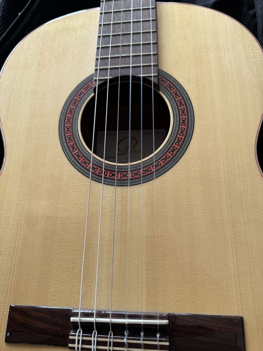 Strumenti musicali: Gitarre von Perez – Usato da Lausen venduto da Mutuli 2