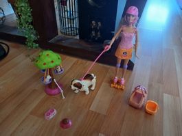 Barbie auf Rollschuhen und laufendem Hund