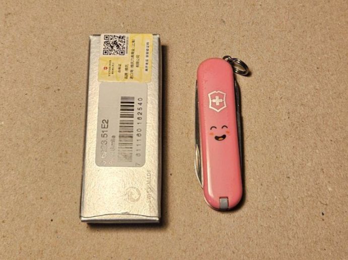 Victorinox Coltelli tascabile: Victorinox classic SD Pink Smile – Nuovo e nell'imballaggio originale da Bogis-Bossey venduto da redharvest