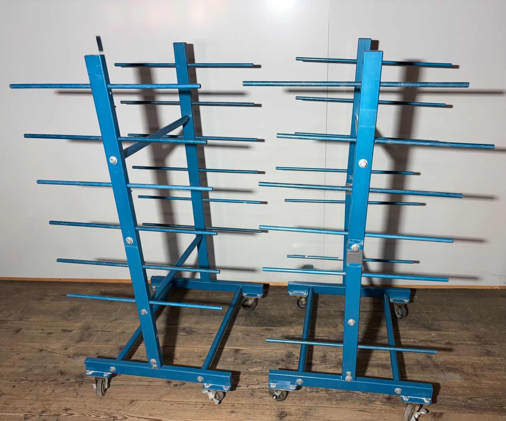 Regale: 2 Kragarmregalwagen doppelseitig mit Tablaren – Gebraucht aus winterthur von Grami1 1
