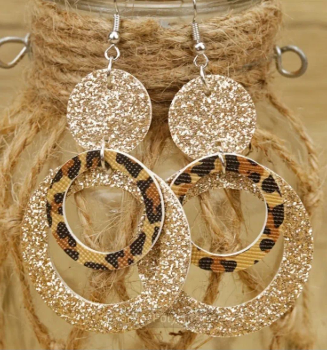 Ohrringe & -stecker: Ohrringe mit Leo-Muster und Goldglitzer – Neu und originalverpackt aus Neuhausen am Rheinfall von lau_ns9q 2