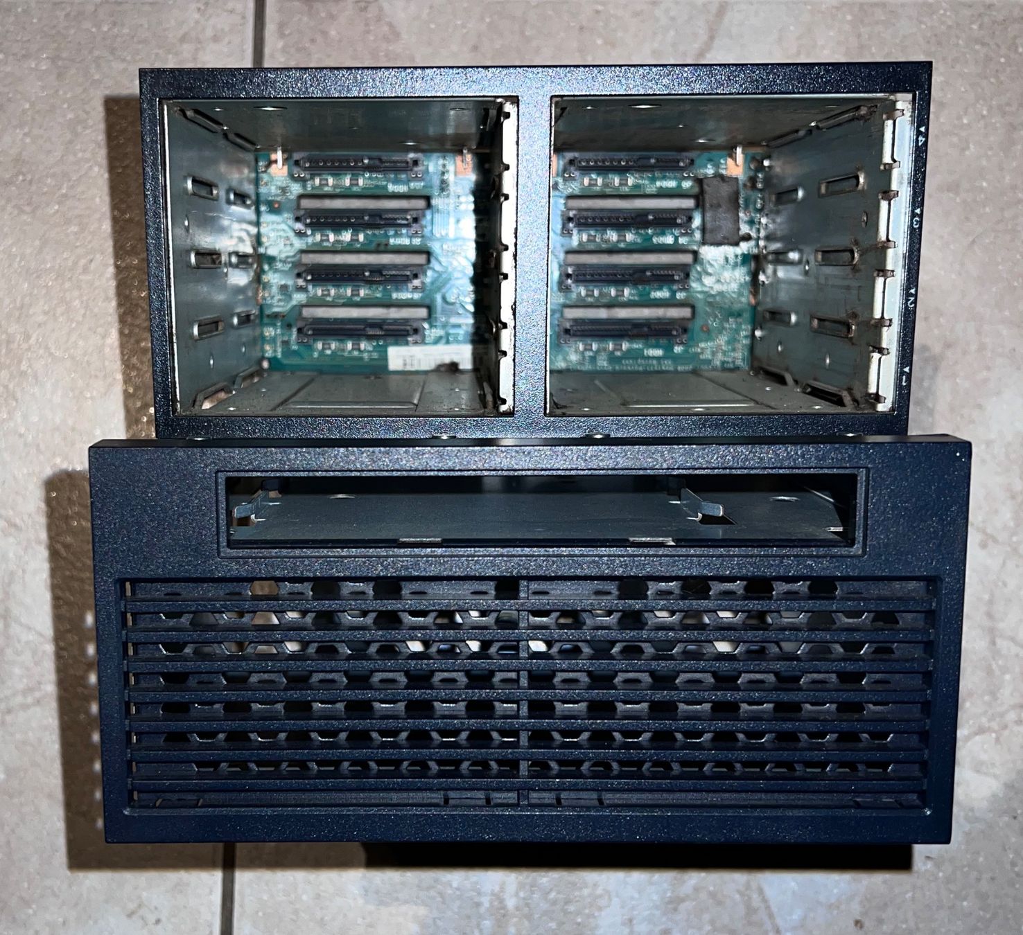 Hewlett Packard Server: HP DL380 G6 Backplane + CD Cage – Usato da Unterengstringen venduto da NOISE 1