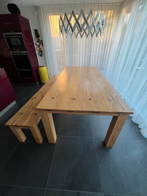 Pfister Tables: Massiver Eichenholztisch SAMUEL mit passender Sitzbank – D'occasion à Thierachern par Oetschi11