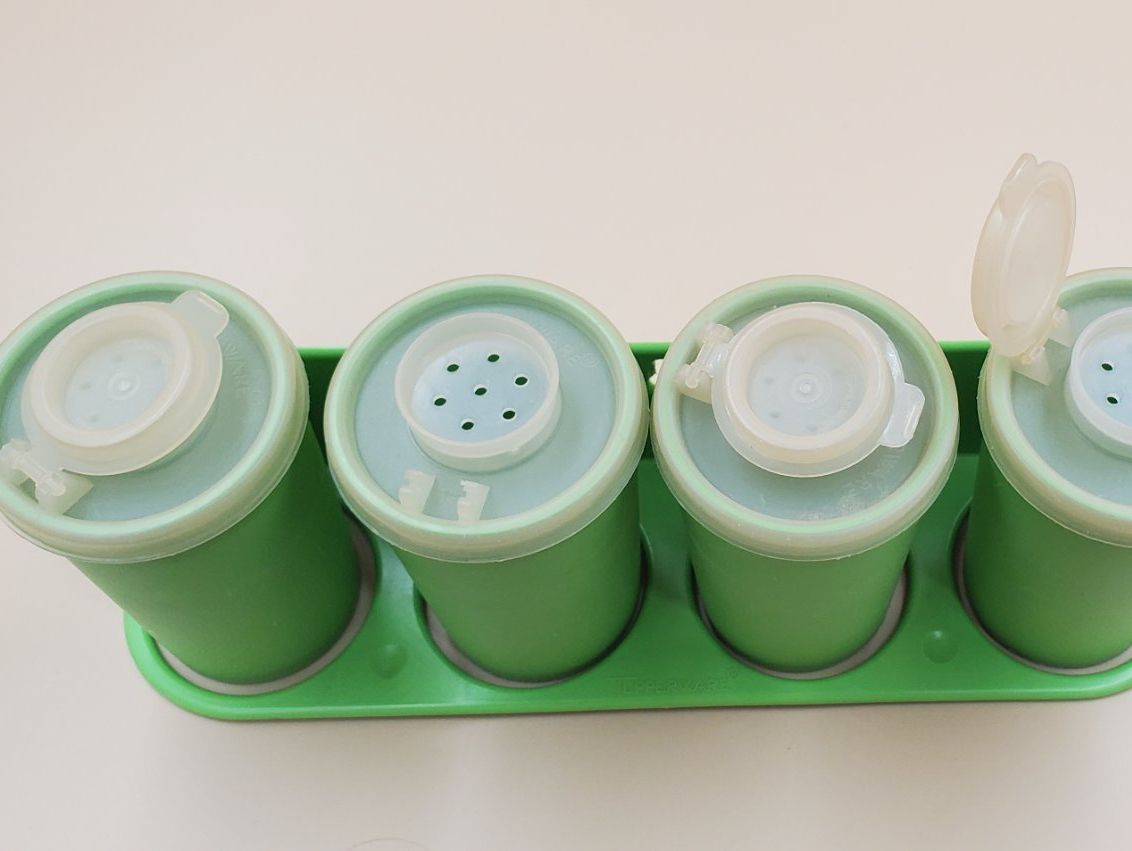 Tupperware Contenitori & Simili: 4 pots à épices Tupperware vert avec support made in Usa 70s – Usato da Rennaz venduto da La_malle_du_dauphin 2