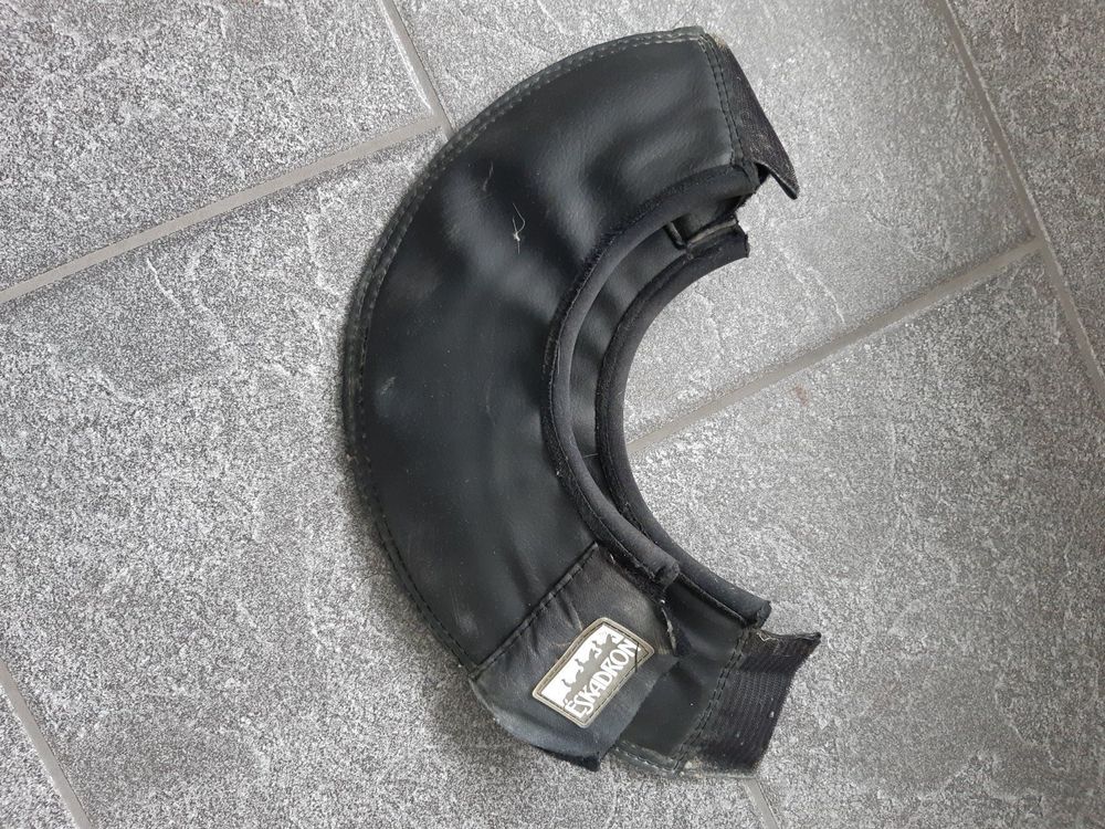 Eskadron Glocken Aus Kunstleder - Schwarz Mit Platinum-Emblem