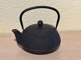 Teekanne aus Gusseisen