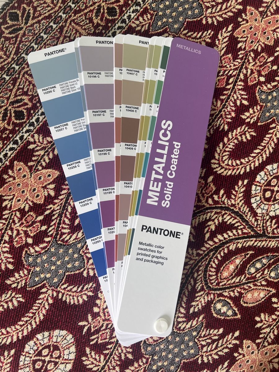 Colori: Pantone Metallics Solid Coated Guide, Good Condition – Usato da Zürich venduto da hug_q78k