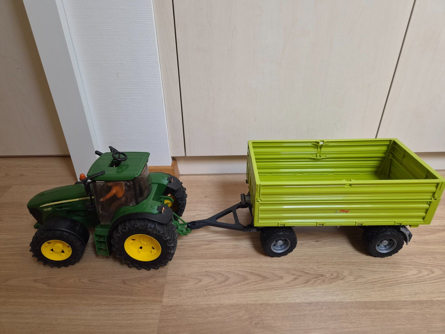 Bruder Giocattoli: John Deere Traktor mit Anhänger – Usato da Giswil venduto da movo08