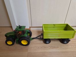 John Deere Traktor mit Anhänger
