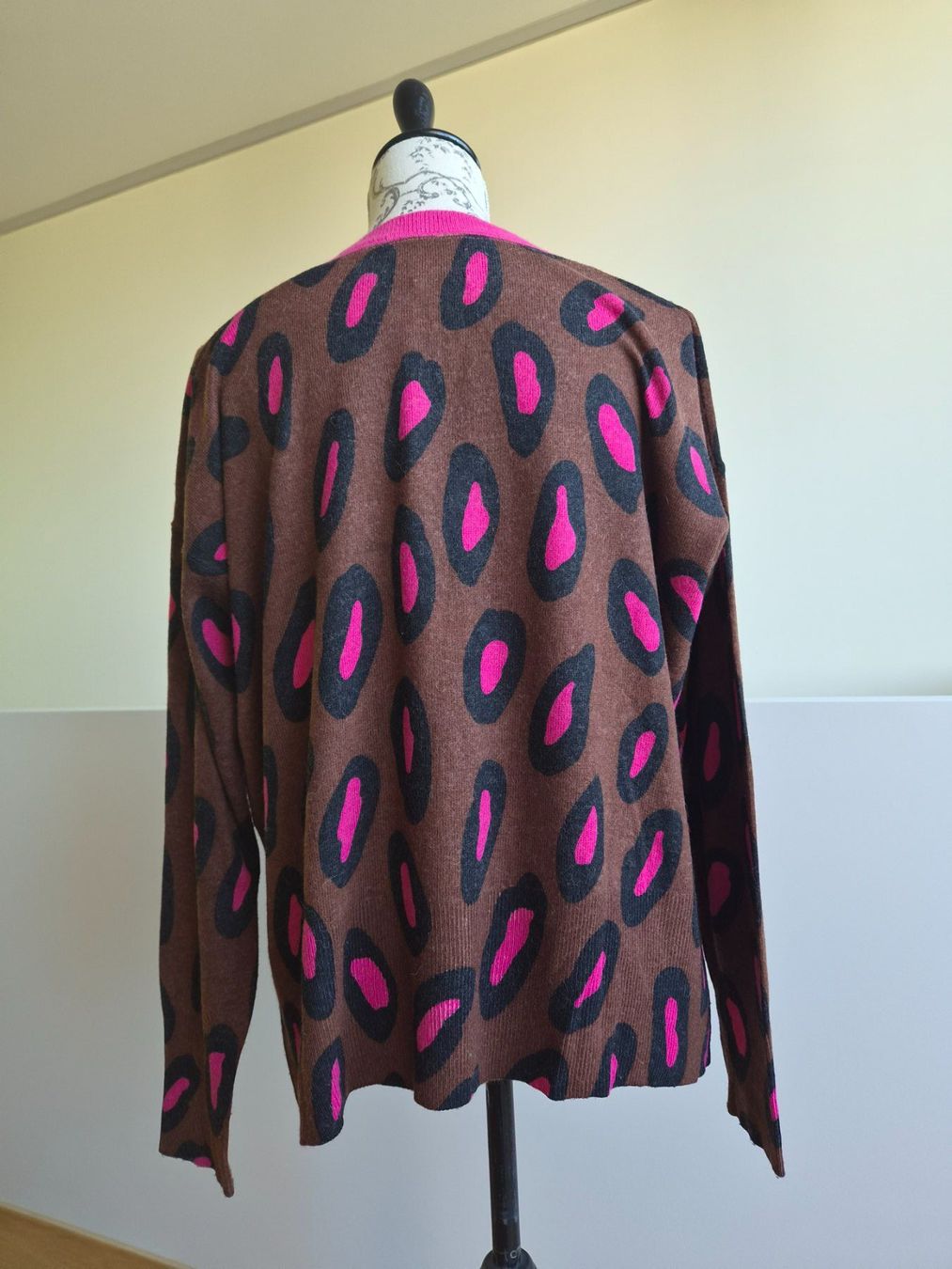 Pullover & Sweatshirts: Damen Pullover braun pink mit Leopardenmuster Gr. 36 – Gebraucht aus Spiegel b. Bern von brand06 1