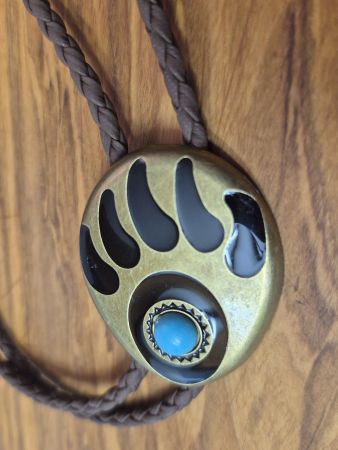28) Bolo-Tie Westernkrawatte Bärentatze Türkis-Optik