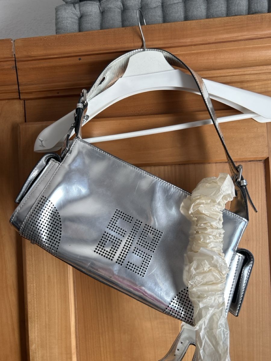 Sacs femmes: Silberne Handtasche ,Leder  – D'occasion à Adlikon b. Regensdorf par Huegeler
