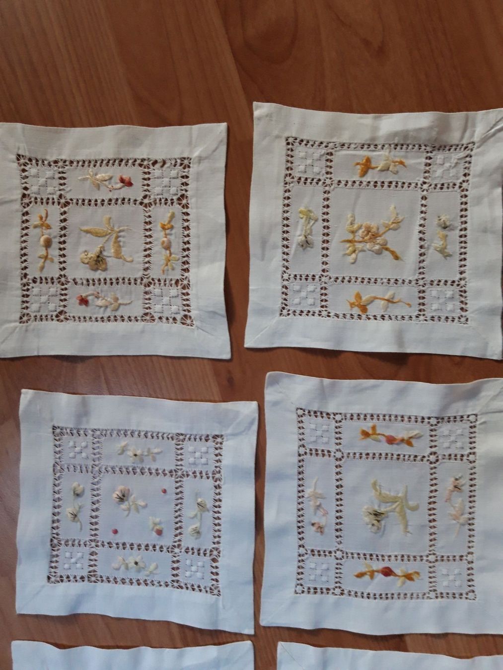 Set di tavolo e panche: 10 Glaseruntersatz, gestickte Handarbeit, antik – Usato da Näfels venduto da gil_sindamel 1
