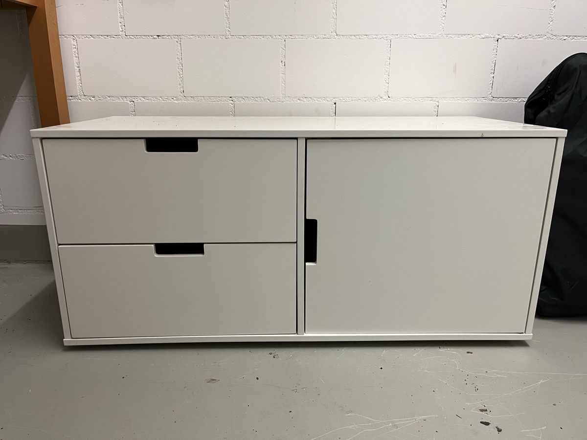 Cassettiere: Weisses Sideboard mit 2 Schubladen und Schrank – Usato da Dübendorf venduto da TOezdemir