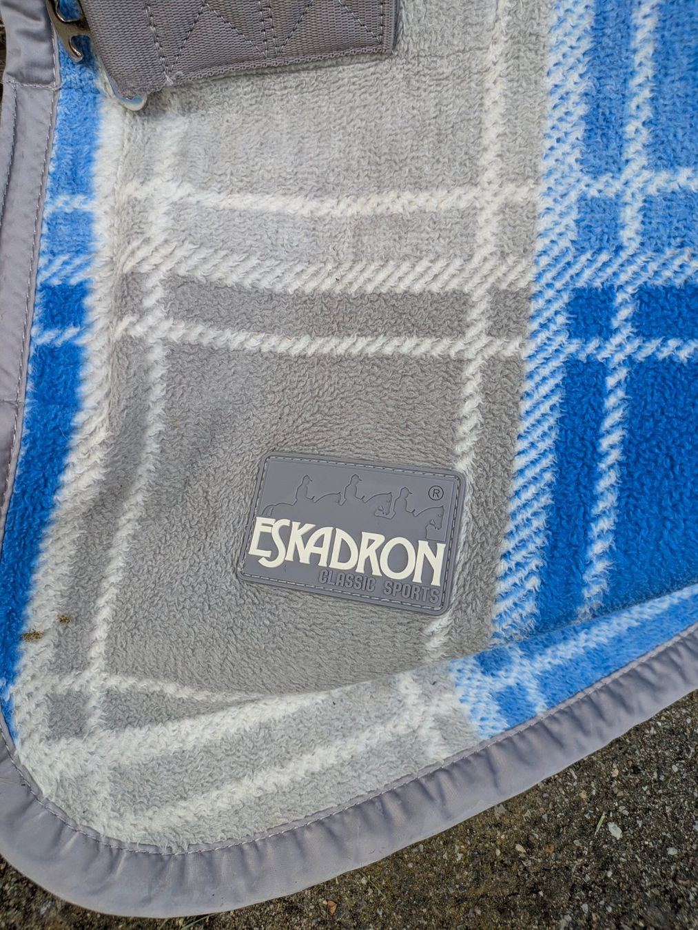 Eskadron Coperte: Abschwitzdecke Eskadron, blau-grau, Grösse M – Usato da Dagmersellen venduto da Ambuehl1
