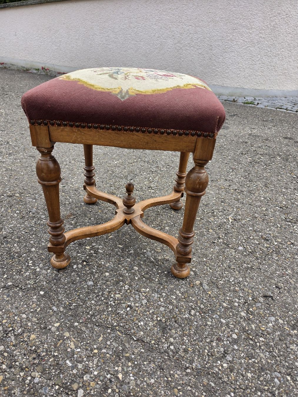 Sgabelli: Antiker hocker /  mit Rosenmuster, – Usato da Mettlen venduto da elios0888 2