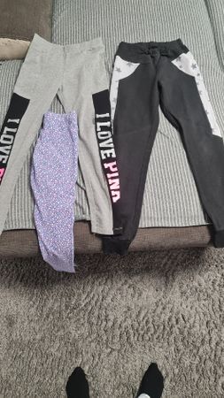 2 mal Traningshose Nr 152 und eine leggins 152