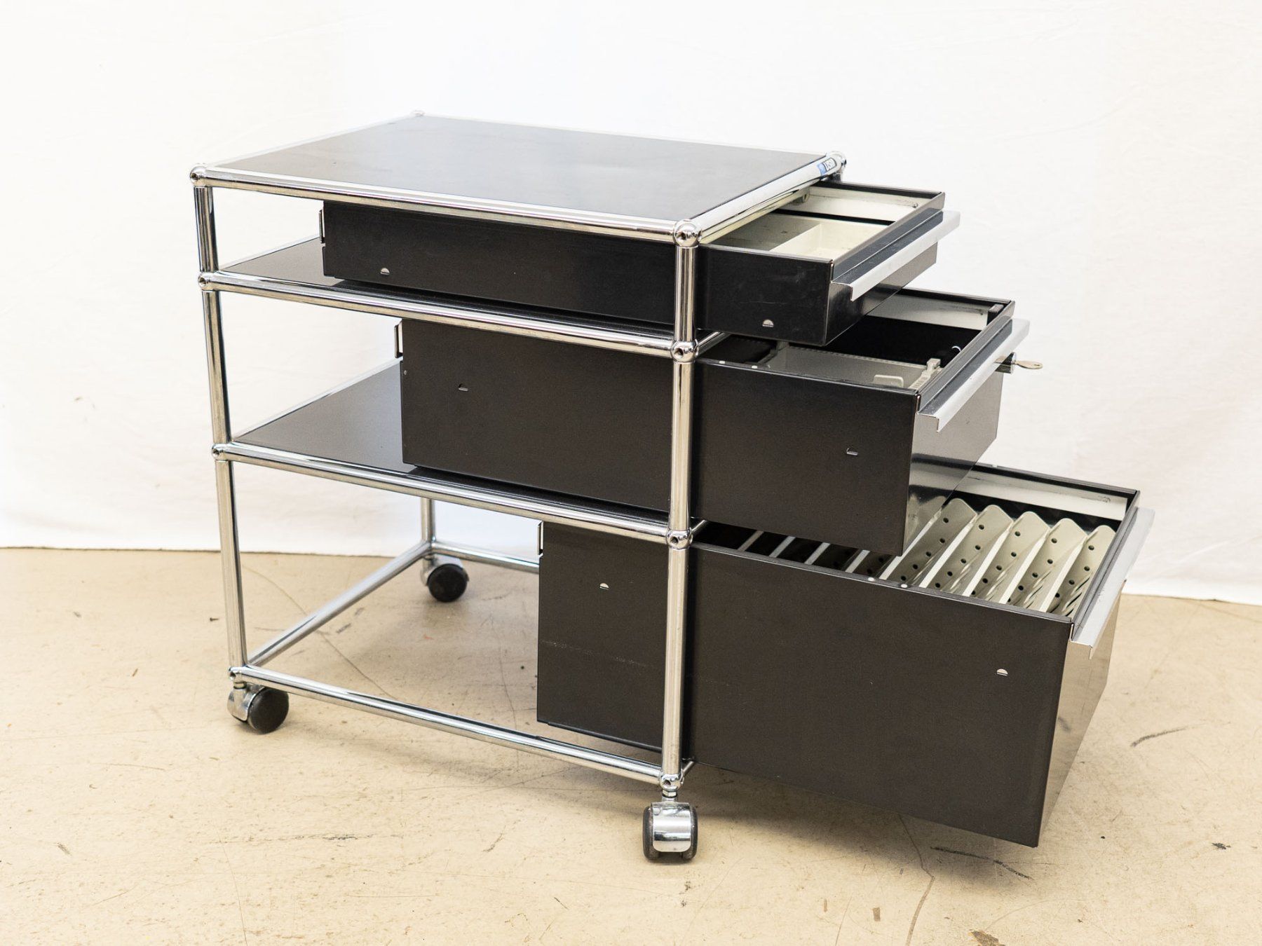 USM Banconi: USM Rollcontainer - 3 Schubladen, auf Rollen - Ref. 06/37 – Usato da Au ZH venduto da BrockiAu 1