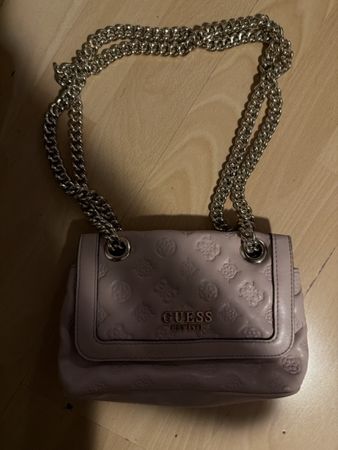 Guess Handtasche rosa mit Kette und Logo Prägung gebraucht